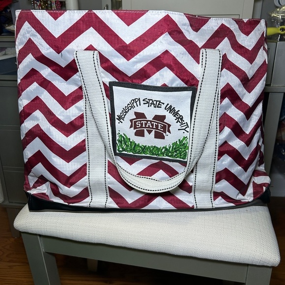 Stylish Red and White Chevron Tote Bag - Picture 1 of 3